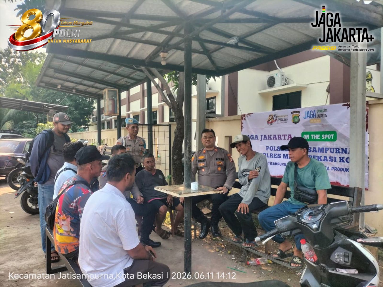 Kapolsek Jatisampurna Turun Langsung Temui Warga Kranggan, Serap Aspirasi dan Salurkan Bantuan Sosial