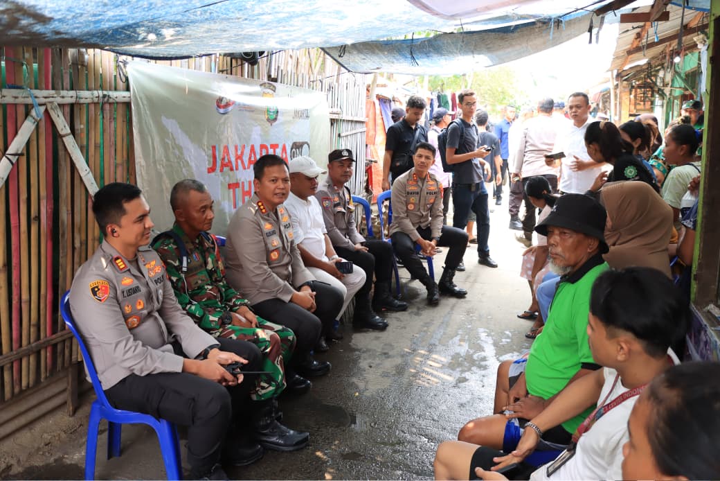 Kapolres Metro Bekasi Kota Turun ke Harapan Baru, Salurkan Bansos dan Tampung Aspirasi Warga