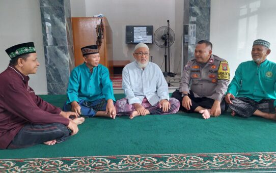 Lewat Sholat Dzuhur Berjamaah, Polsek Medan Satria Jalin Silaturahmi dengan KH Kamaludin Ridho