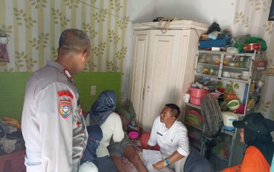 Program 'Jumat Peduli' Jaticempaka, Sinergi Tiga Pilar Sambangi Warga Lumpuh Layu