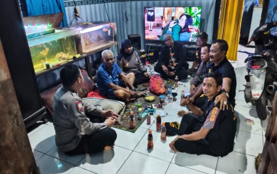 JAGA BEKASI ON THE SPOT: WUJUD EMPATI NYATA, BHABINKAMTIBMAS POLSEK BANTARGEBANG JENGUK ANGGOTA POKDARKAMTIBMAS YANG SAKIT