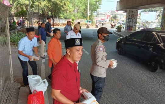Gandeng Paguyuban Pemuda di Bundaran JORR, Polsek Pondok Gede Tebar 150 Paket Nasi Kotak