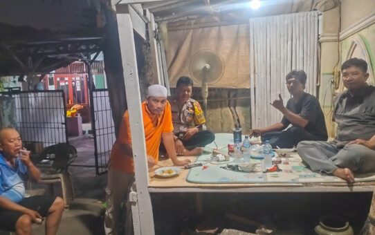 Pertebal Keamanan Pemukiman Malam Ini, Babinkamtibmas Bekasi Barat Kontrol Pos Utama Poncol Jaya