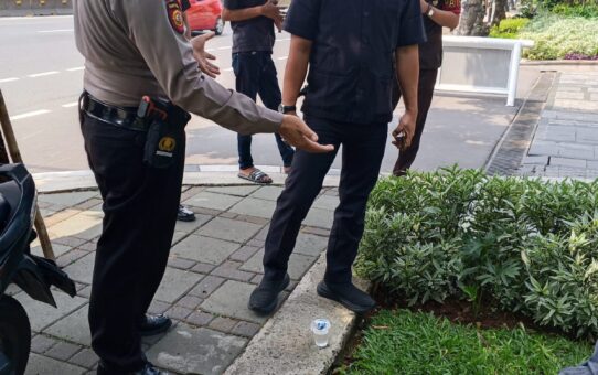 Respons Cepat Patroli Ditpamobvit PMJ Tolong Korban Kecelakaan di Gatot Subroto