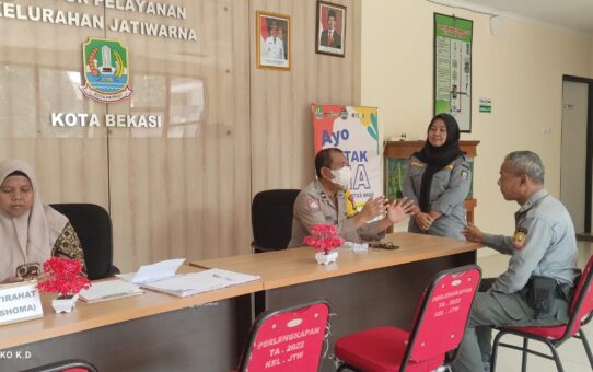 Sambangi Kantor Kelurahan Jatiwarna, Bhabinkamtibmas Minta Linmas Aktif Patroli dan Staf Jauhi Komplain Warga