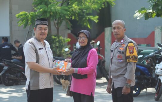 Jaga Bekasi On The Spot: Polsek Pondok Gede Dampingi Penyaluran Popok Lansia di Kelurahan Jaticempaka
