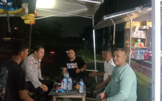 Ronda Malam Bersama, Bhabinkamtibmas Cimuning dan Karang Taruna Jaga Bundaran BTR dari Begal