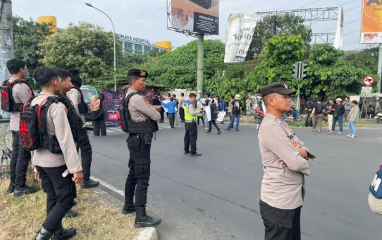 Kawal Unjuk Rasa di Lampu Merah Tol Bekasi Timur, Tim Presisi Pastikan Arus Lalu Lintas Lancar