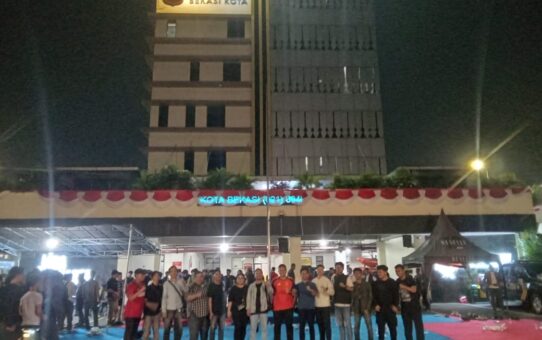 Kapolres Metro Bekasi Kota duduk Lesehan Nobar Piala Dunia Kamtibmas Bersama Mahasiswa dan Pemuda Kota Bekasi