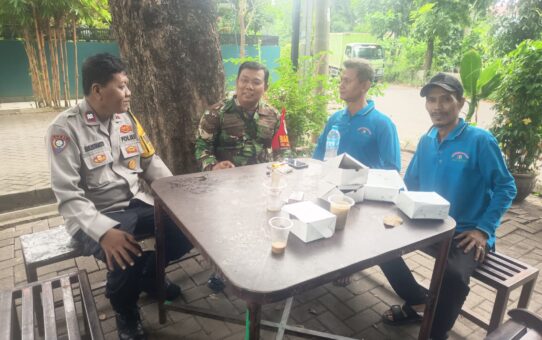 Wujud Nyata Sinergitas, Personel Gabungan Polsek Bekasi Barat dan TNI AD Jaga Ketat Pos Pemukiman