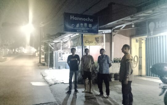 Sisir Jalur Sunyi Mustikasari, Bhabinkamtibmas dan Warga Kompak Patroli Dini Hari