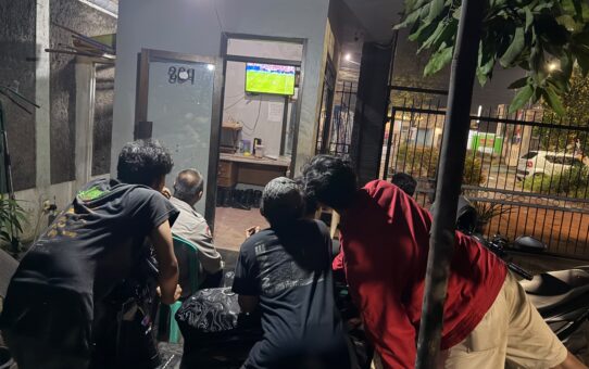 Cooling System' Unik, Bhabinkamtibmas Jatikarya Gelar Nobar Piala Dunia 2026 Bersama Warga