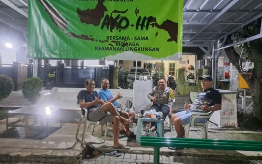 Jaga Jam Rawan Subuh, Bripka Yophi Prima Cek Kesiapsiagaan Pos Siskamling Titian Asri