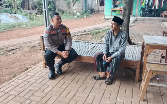 Perkuat Benteng Moral Pemuda, Bhabinkamtibmas Mustikasari Silaturahmi ke Ustadz Hilman