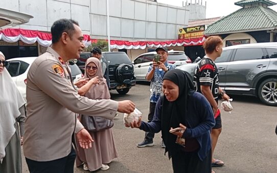 Berbagi Berkah di Tengah Aktivitas Warga, Polsek Bekasi Selatan Bagikan Ratusan Paket Makan Siang Gratis