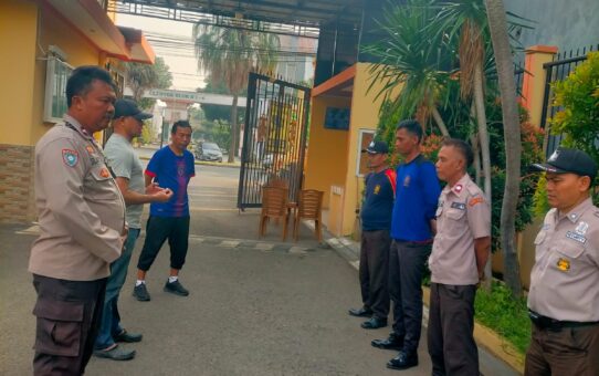 Pastikan Tamu Selektif, Polsek Bekasi Barat Kontrol Pos Keamanan Bintara Regency