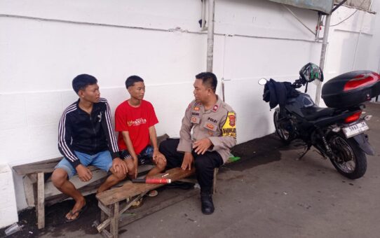 Sambangi Tukang Parkir di Rawa Pasung, Bhabinkamtibmas Kotabaru Antisipasi Kejahatan C3