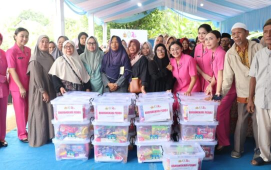Bhayangkari Polda Metro Jaya Bagikan 750 Paket Sembako di Bojongsari Depok