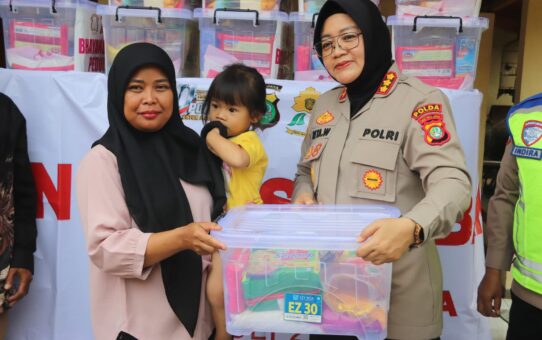 Polwan Polda Metro Jaya Hadir Bantu Warga Bojongsari Lewat Air Bersih dan Sembako