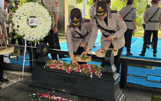 Polwan Polda Metro Jaya Ziarah dan Tabur Bunga di TPBU Giri Tama Bogor