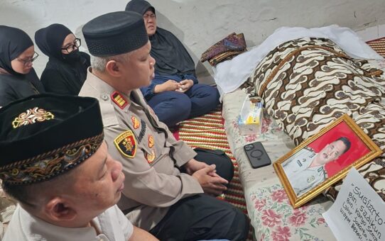 Wujud Kepedulian Anggota, Kapolsek Bekasi Barat Pimpin Takziah ke Rumah Duka Alm. AKP Sugiarto