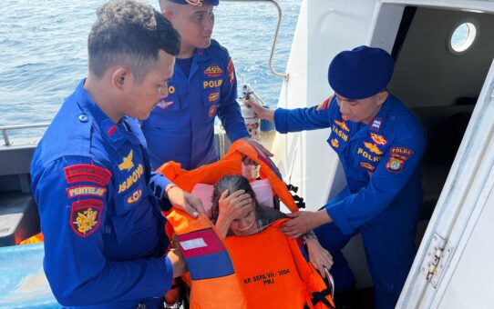 Kapal Patroli Jadi Penyelamat, Polairud PMJ Evakuasi Lansia Sakit ke Puskesmas