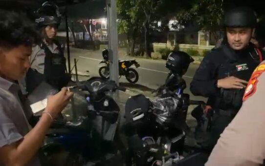 Patroli Brimob Dan Perintis Cegah Balap Liar Saat Patroli Dini Hari di Pinang Ranti Jaktim