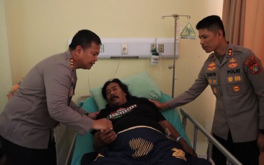 Wujud Nyata Polri Peduli, Kapolres Bekasi Kota Jenguk Ketua Ojol Sabuk Kamtibmas di RSUD