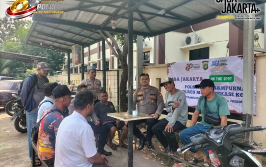 Kapolsek Jatisampurna Turun Langsung Temui Warga Kranggan, Serap Aspirasi dan Salurkan Bantuan Sosial