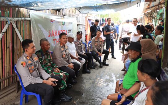 Kapolres Metro Bekasi Kota Turun ke Harapan Baru, Salurkan Bansos dan Tampung Aspirasi Warga