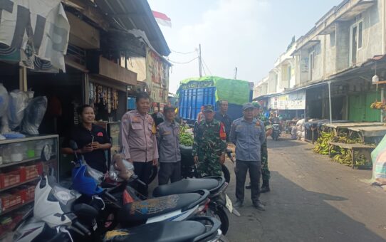 Jaga Bekasi On The Spot: Sinergi Aiptu Sulistanto dan Peltu Romi Pantau Harga Sembako di Pasar Baru Kranji