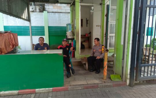 Antisipasi Curanmor di Sumurbatu, Bhabinkamtibmas Aipda Dwi Edukasi Warga Pasang Kunci Ganda