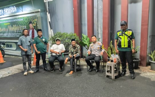 Antisipasi Kejahatan Jalanan, Bhabinkamtibmas Jatiluhur Cek Kesiapsiagaan Pos Security Sapta Pesona