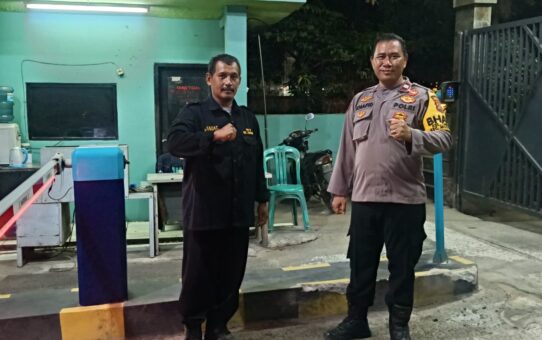 Patroli Dialogis Malam di Dukuh Jamrud, Babinkamtibmas Cimuning Pastikan Celah Curanmor Tertutup