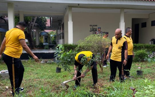 Sambut Hari Bhayangkara ke-80, Polres Pelabuhan Tanjung Priok Gelar Kurve dan Penanaman Pohon Dukung Gerakan Indonesia Asri