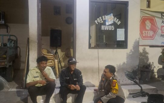 Perkuat Ronda Malam, Bhabinkamtibmas Polsek Medan Satria Sambangi Pos Siskamling Perum Pondok Sani