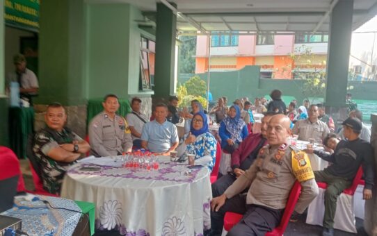 Mantapkan Sinergitas Tiga Pilar, Polsek Bantargebang Gelar Nobar Piala Dunia Bersama Warga