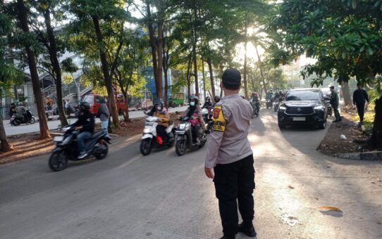 Urai Kepadatan Pagi Hari, Polsek Bekasi Barat Gelar Pengaturan Lalin di Pasar Pagi Bintara