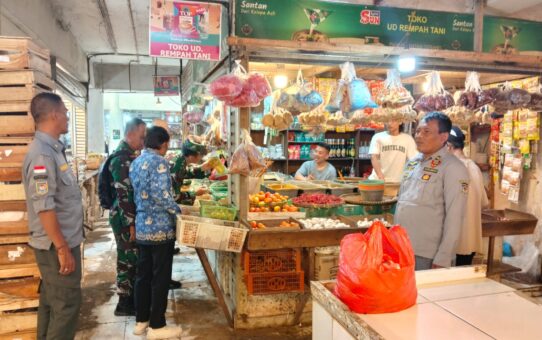 Jaga Stabilitas Pangan, Tiga Pilar Polsek Bantargebang Gelar Operasi Pasar dan Cek Harga Pokok