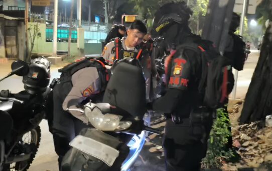 Brimob Metro Jaya Amankan Dua Pemuda usai Temukan STNK Tak Sesuai Nomor Rangka di Cilincing