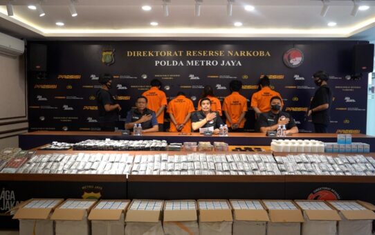 POLDA METRO JAYA MENGUNGKAP SINDIKAT PENGEDAR OBAT KERAS DAFTAR G SEBANYAK 575.200 BUTIR DI SEBUAH BANGUNAN SEMI PERMANEN