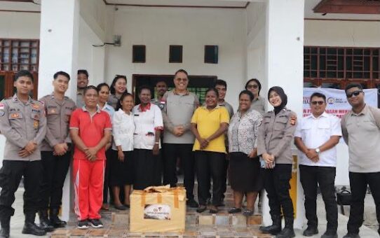 Satgas Ops Damai Cartenz Salurkan Bantuan Seragam Sekolah dan Berikan Edukasi Bahaya Narkoba dan Bijak Bermedia Sosial kepada Pelajar di Sarmi