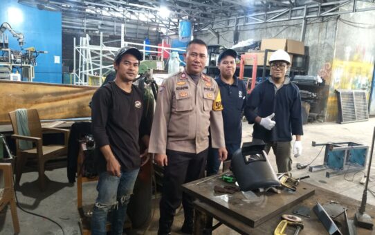 Bhabinkamtibmas Cimuning Sambang Jalan PU Pastikan Kamtibmas Aman