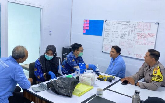 Jaga Kesehatan Relawan Dapur MBG Perwira, Polsek Bekasi Utara Laksanakan Pendampingan Medis