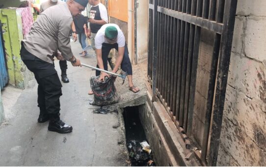 Kapolsek Bekasi Barat Pimpin Kerja Bakti Bersama Warga Kranji Sambut HUT Ke-81 Kemerdekaan RI