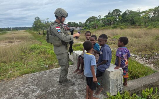 Langkah Kecil, Rasa Aman yang Besar: Patroli Humanis Satgas Ops Damai Cartenz Hangatkan Kenyam