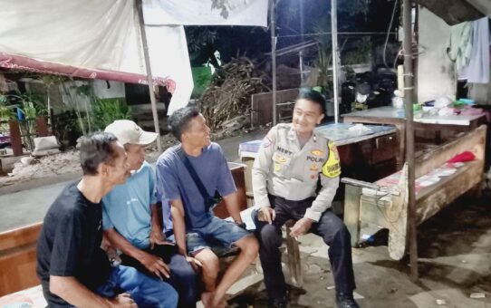 Bhabinkamtibmas Bojong Rawalumbu Sambang Malam di Kp Markan