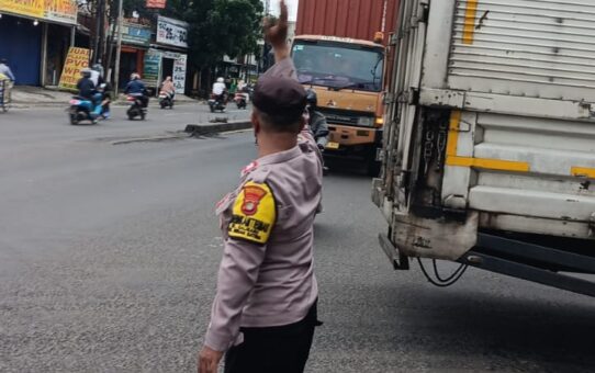 Polisi Medan Satria Gatur Lalin di Pertigaan Alexsindo Antisipasi Macet