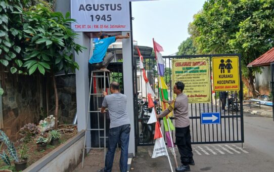 Bhabinkamtibmss Jatimakmur dan warga Dirikan Gapura Sambut HUT RI ke-81 Bersama Warga