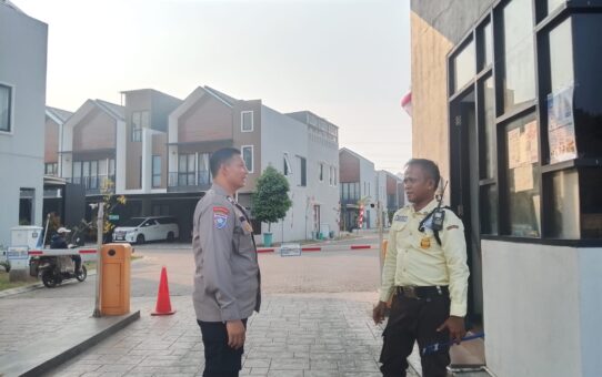 Bhabinkamtibmas Mustikasari Patroli Cluster Amethyst Antisipasi Kejahatan